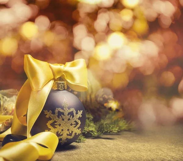 Enfeites de Natal e luzes bokeh — Fotografia de Stock