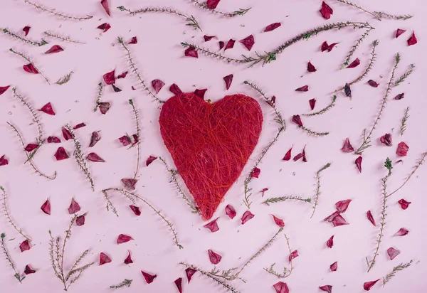 Coração de Valentim e flores — Fotografia de Stock