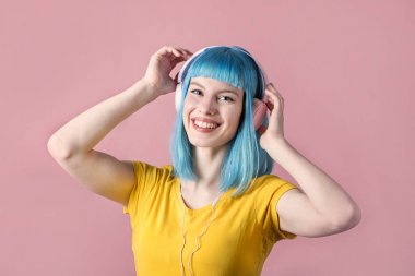 Mavi olan kadın duymak müzik dinlemek