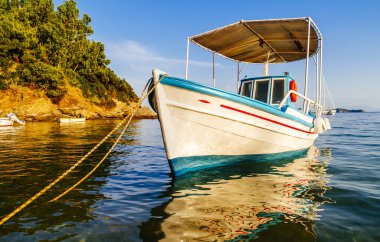 Spora 'nın eski Skiathos adasında geleneksel renkli tekneler