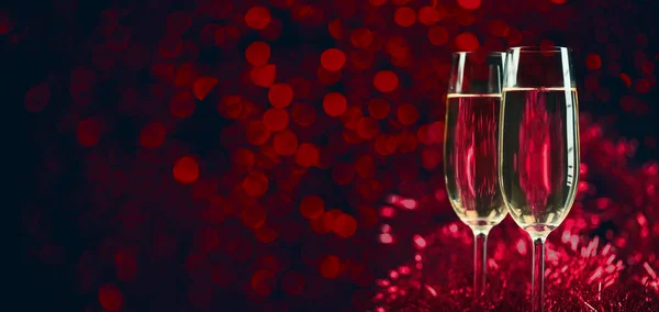 Dvě sklenice šampaňského na zářivém červeném pozadí. Valenti — Stock fotografie