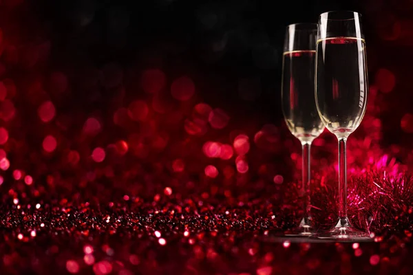 Dvě sklenice šampaňského na zářivém červeném pozadí. Valenti — Stock fotografie
