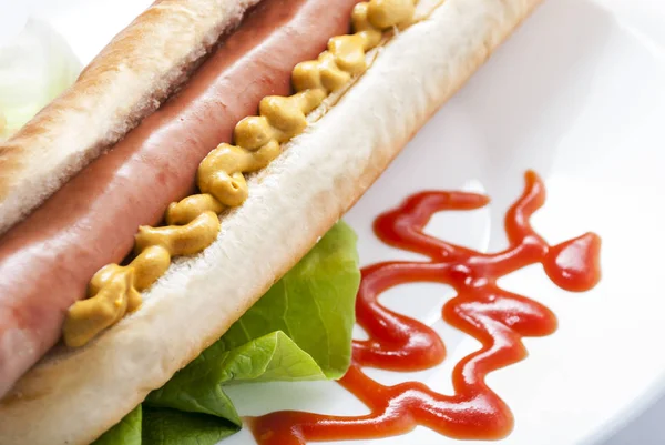 Hot dog with mustard and ketchup on white plate. Closeup of amer — Stock Photo, Image