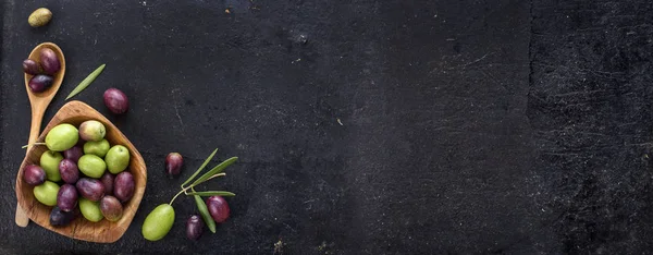 Vista superior de la fruta de oliva ecológica sobre fondo negro rústico . — Foto de Stock