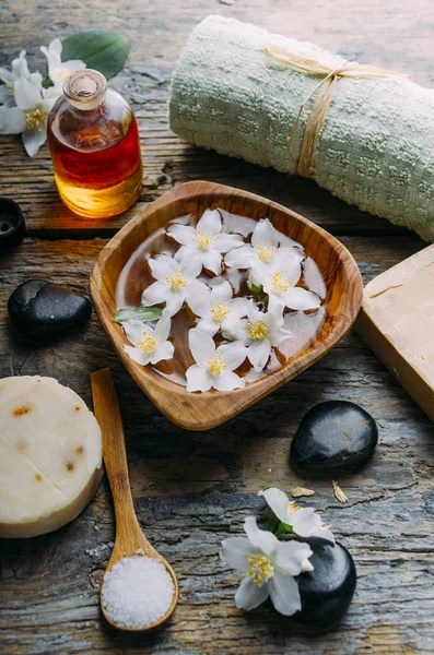 Cosmetici naturali spa con oli essenziali per massaggi, gelsomino flowe — Foto Stock