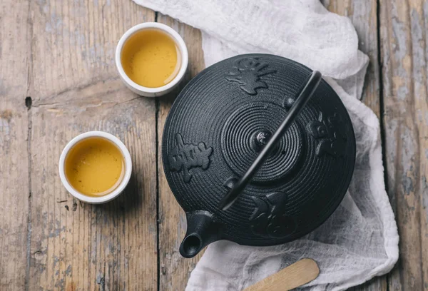 Receita tradicional de chá de ervas japonesa preparada em chá de ferro fundido — Fotografia de Stock