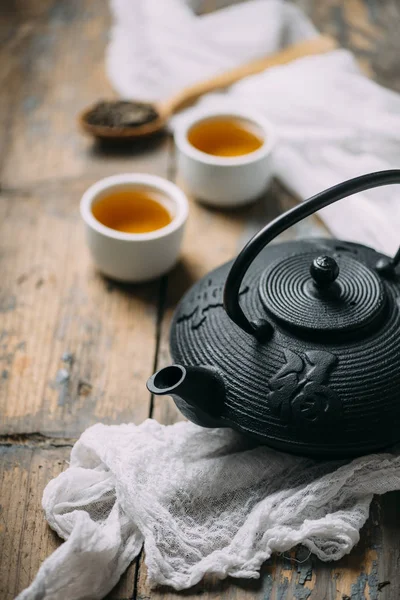 Traditionellt japanskt örtte recept framställt i gjutjärn te — Stockfoto