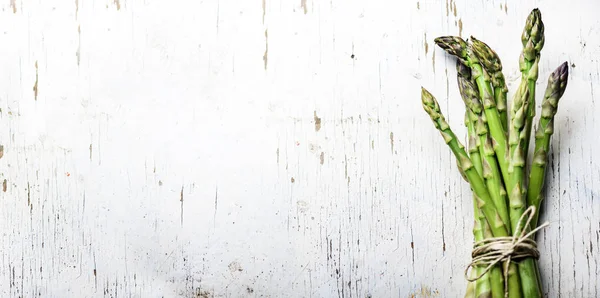 Top view of fresh green asparagus vegetable on vintage wood tabl — Stock Photo, Image