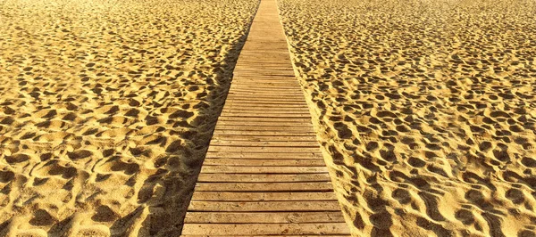 Holzweg im Sandstrand. — Stockfoto