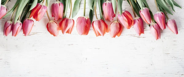 Ramo Tulipanes Rosados Borde Sobre Fondo Madera Blanca Desde Arriba — Foto de Stock