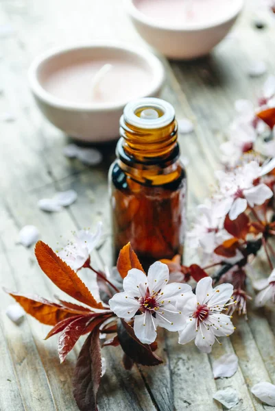 Essentiell Massage Olja Med Blomma Rustik Trä Bakgrund Naturlig Spa — Stockfoto