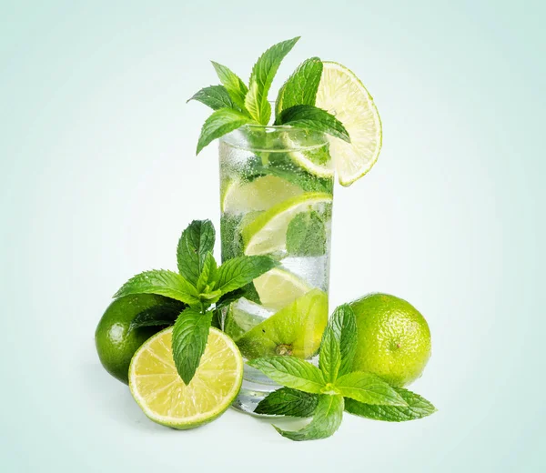 Koktajl Mojito Lodem Odizolowanym Pastelowym Tle Świeże Mohito Limonką Miętą — Zdjęcie stockowe