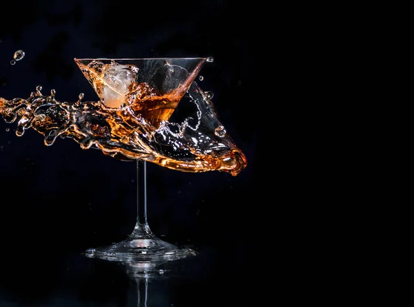 Cocktail Splash Martini Glass Black Background Copyspace Alcohol Drink Menu — Stock Photo, Image