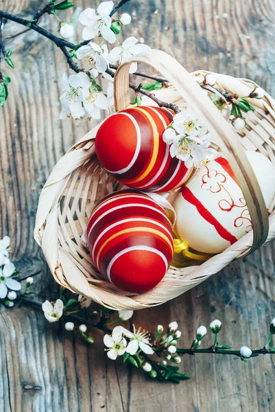 Vista Dall Alto Colorate Uova Pasqua Dipinte Cesto Decorazioni Rami — Foto Stock