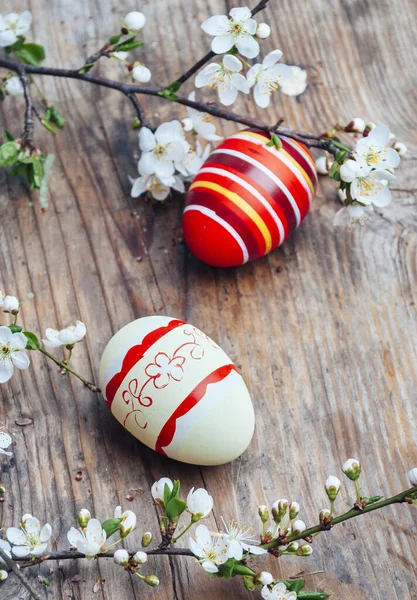 色彩艳丽的东方彩蛋和樱桃花枝头装饰在老式木桌上 传统的季节性假日仍然存在 复活节庆祝和春季概念 — 图库照片