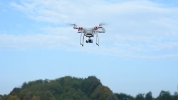 Drone Con Fotocamera Digitale Che Vola Nel Cielo — Video Stock
