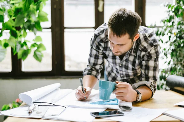 Αρχιτέκτονας Εργάζεται Freelance Έργο Ανακαίνισης Στο Δροσερό Στούντιο Του Γραφείου — Φωτογραφία Αρχείου