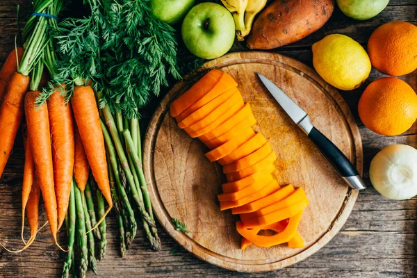 在木制桌子上俯瞰健康的生物食品配料 从上面烹调的有机超级食品杂货 厨房背景的水果和蔬菜色彩艳丽 黄油南瓜 胡萝卜 胡萝卜 — 图库照片