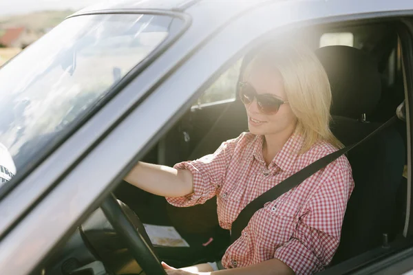 Mujer Feliz Viajar Coche Campo Vacaciones Verano Naturaleza Rural Jóvenes —  Fotos de Stock