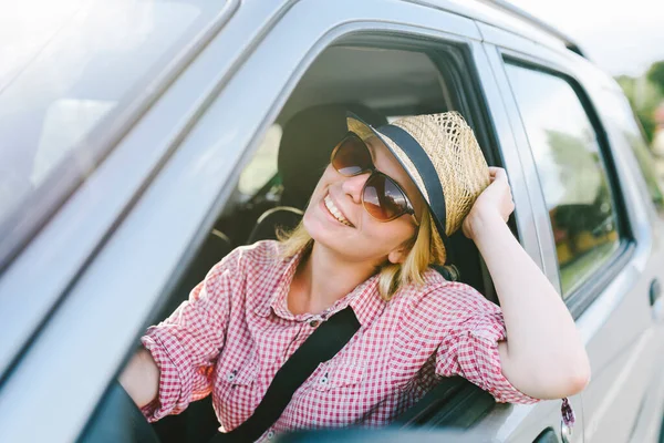 Šťastná Žena Cestuje Autem Venkově Letní Dovolená Přírodě Mladí Skvělí — Stock fotografie