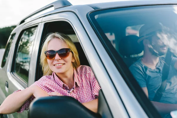 Pareja Feliz Viajar Coche Campo Vacaciones Verano Naturaleza Rural Jóvenes —  Fotos de Stock