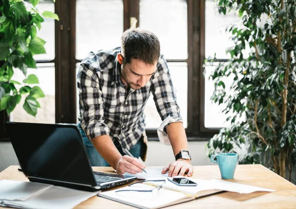 Giovanotto Lavora Distanza Nel Suo Ufficio Moderno Studio Spazio Lavoro — Foto Stock