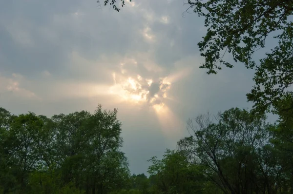 Ήλιος Πίσω Από Σύννεφα — Φωτογραφία Αρχείου