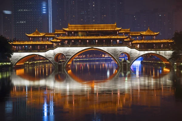 Мост Аньшунь и новое строительство в Чэнду — стоковое фото