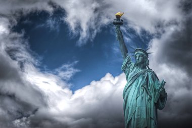 Özgürlük heykeli. Kalp şeklinde bulutlar