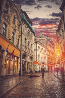 Riga Caddesi üzerinde eski evleri. Letonya