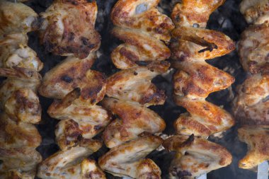 Kızarmış tavuk kanadı ızgara