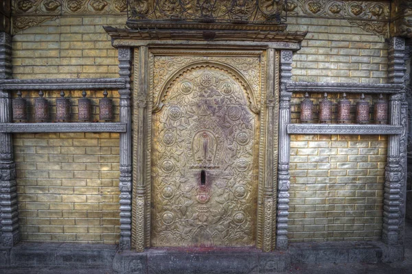 ネパールの古代ドア — ストック写真