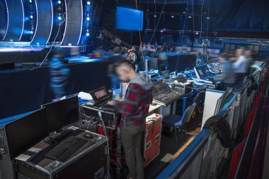 konserde stüdyo fotoğraf makinesi. 