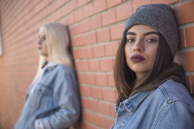 iki arkadaş üzgünsün. Birbirlerine karşı bir kişi