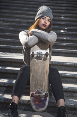 Sokakta kaykaylı bir kız