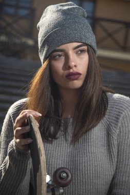 Sokakta kaykaylı bir kız