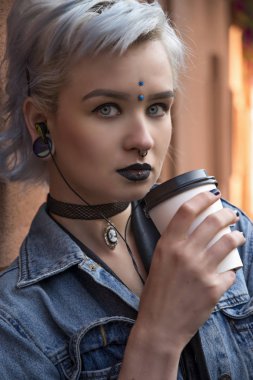 bir bardak kahve yakınındaki duvara kızla