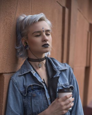 bir bardak kahve yakınındaki duvara kızla