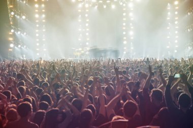 Konserdeki insanlar gösteriyi bekliyorlar.