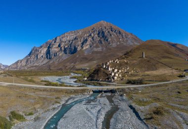 Dargavs, C dağlarındaki ölülerin ortaçağ şehri.