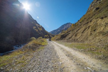 Kafkasların dağlarında yol. 
