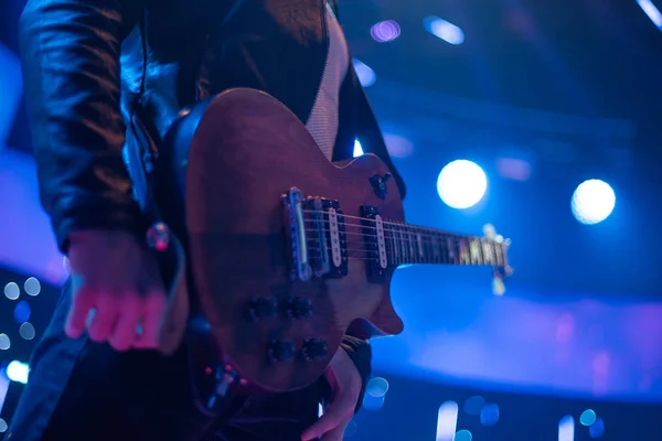 The artist plays the guitar. — Stock Photo, Image