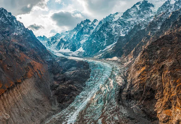 Glaciar en las montañas del Cáucaso . — Foto de Stock