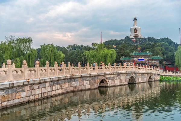 Beihai Park é um jardim imperial — Fotografia de Stock