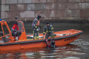  St. Petersburg 'un cankurtaranları ve dalgıçları Moi Kanalı' nda