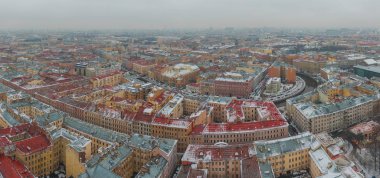 Kışın St. Petersburg, yukarıdan manzara.