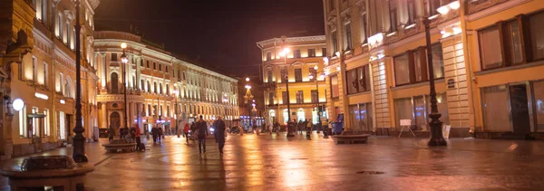 Nuit ville de Saint-Pétersbourg . — Photo