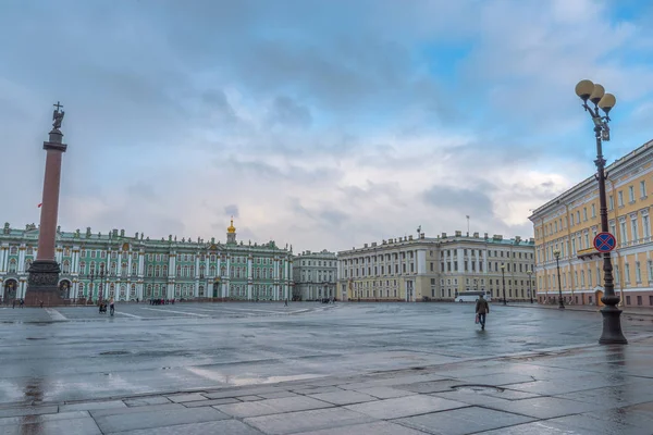 Winter palace in the city of St. Petersburg. — Stock Photo, Image