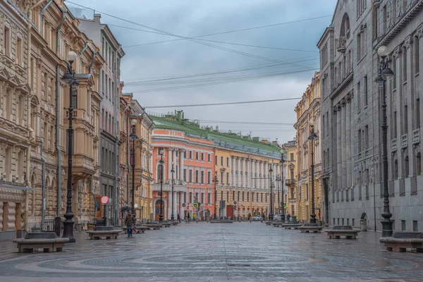 Nevsky prospekt - la rue principale de Saint-Pétersbourg — Photo