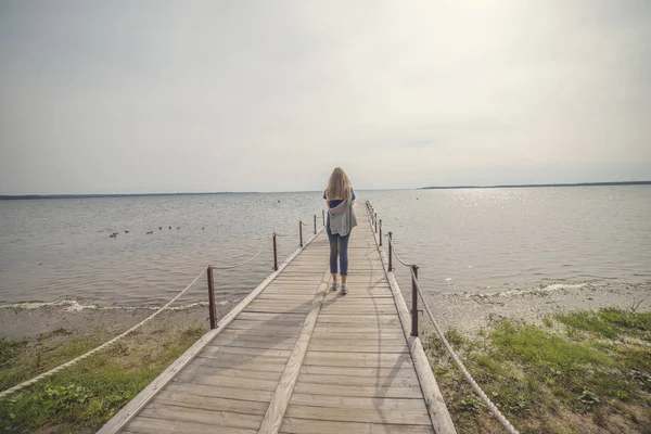 Ragazza sul lago — Foto Stock